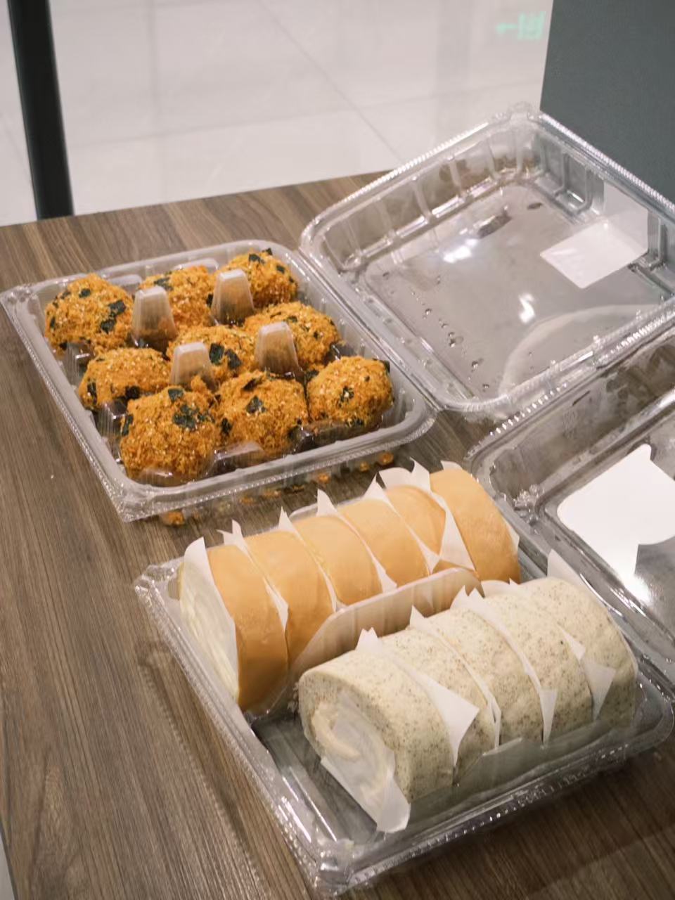 茶歇桌上的肉松小贝与蛋糕卷