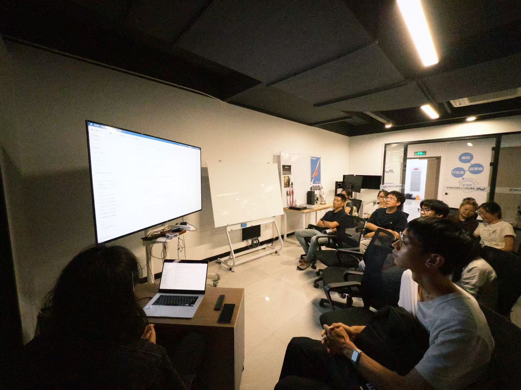 图灵研究所内，伙伴们围坐听讲的全景